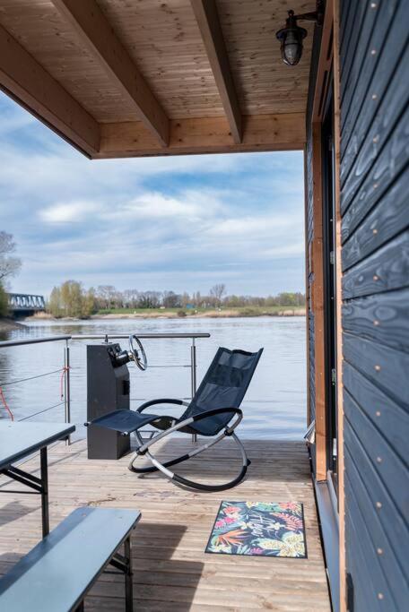 Hausboot Diva Mit Kamin - Winter Auf Der Dove Elbe Hamborg