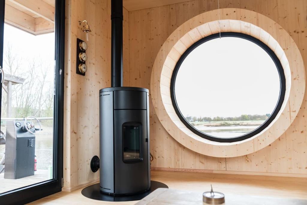 Bådhotel Hausboot Diva Mit Kamin - Winter Auf Der Dove Elbe Hamborg