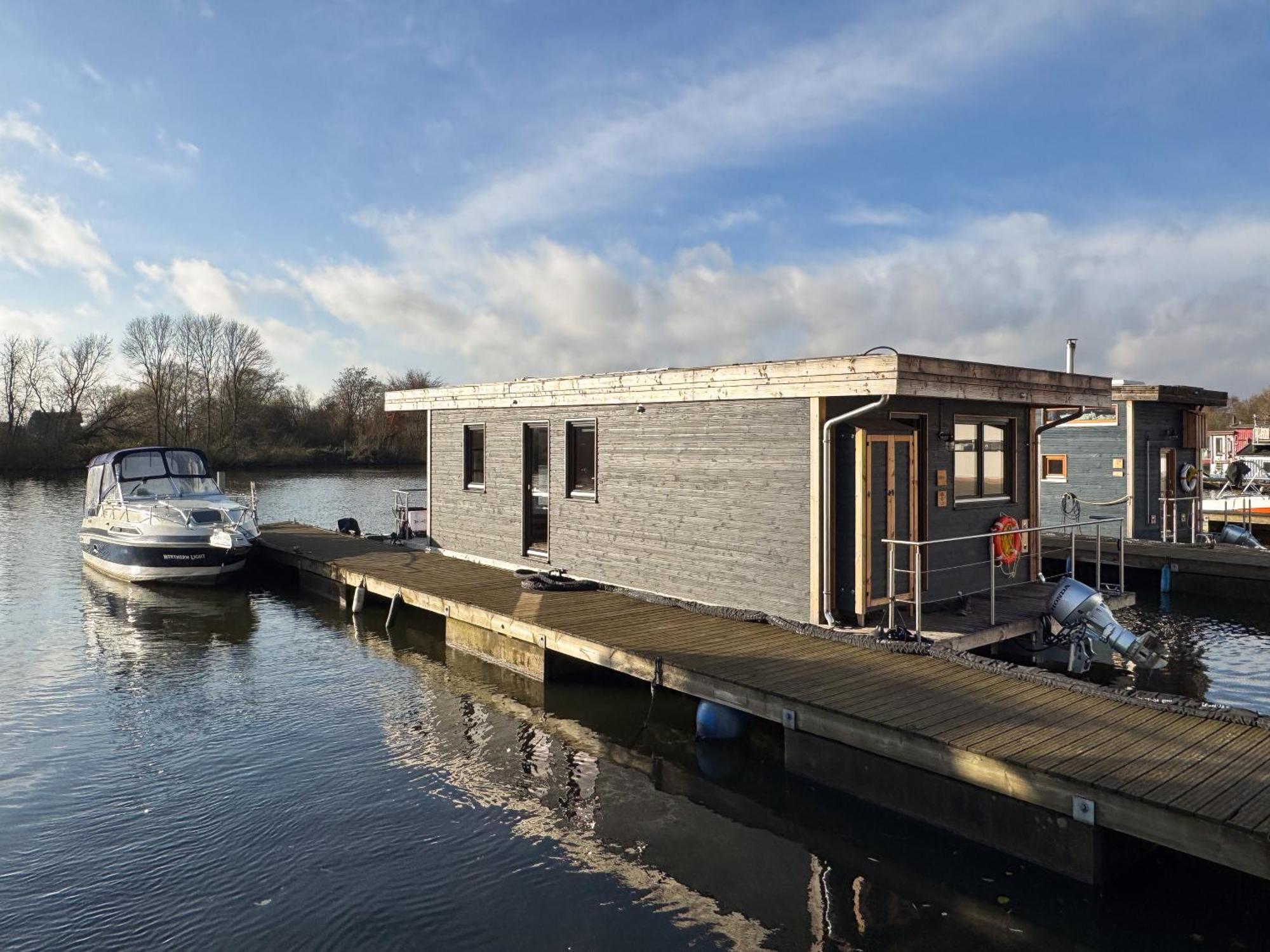 Hausboot Diva Mit Kamin - Winter Auf Der Dove Elbe Bådhotel